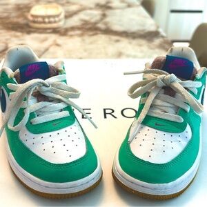 Gently used girl’s NIKE AIR FORCE 1s!! Size 11.5 US